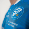 escudo en camiseta azul temporada 23-24