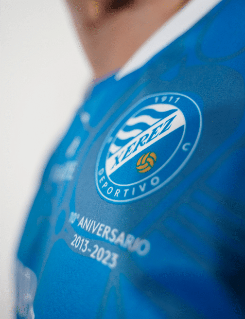 escudo en camiseta azul temporada 23-24