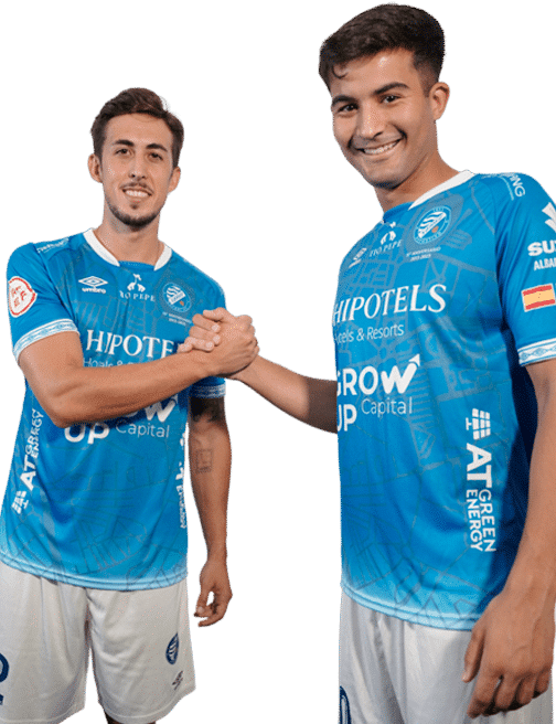 Marcelo y Charid estrechan las manos con camiseta azul temporada 23-24