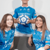 Aficionadas y Alvaro Martínez con camiseta azul temporada 23-24