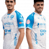 Pedro Pata y Carri con camisetas blancas temporada 23-24 de perfil