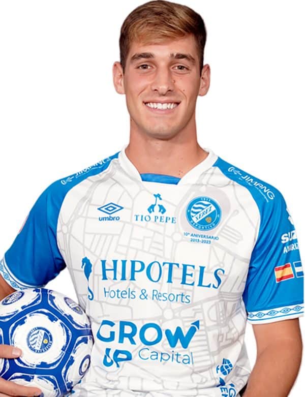 Alvaro Martínez con camiseta blanca temporada 23-24 y balón