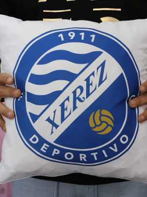 Cojín blanco con escudo