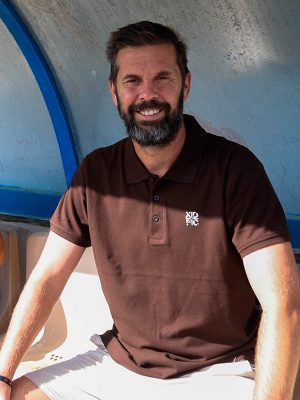 David Sánchez con polo XDFC marrón chocolate