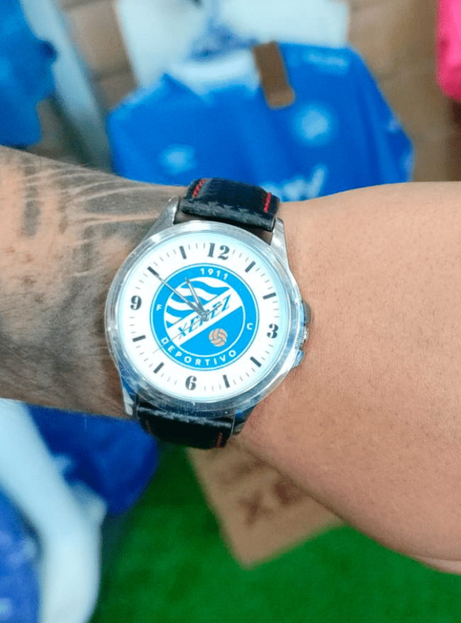 reloj-clasico-costura-roja_2 reloj-clasico-costura-roja_2